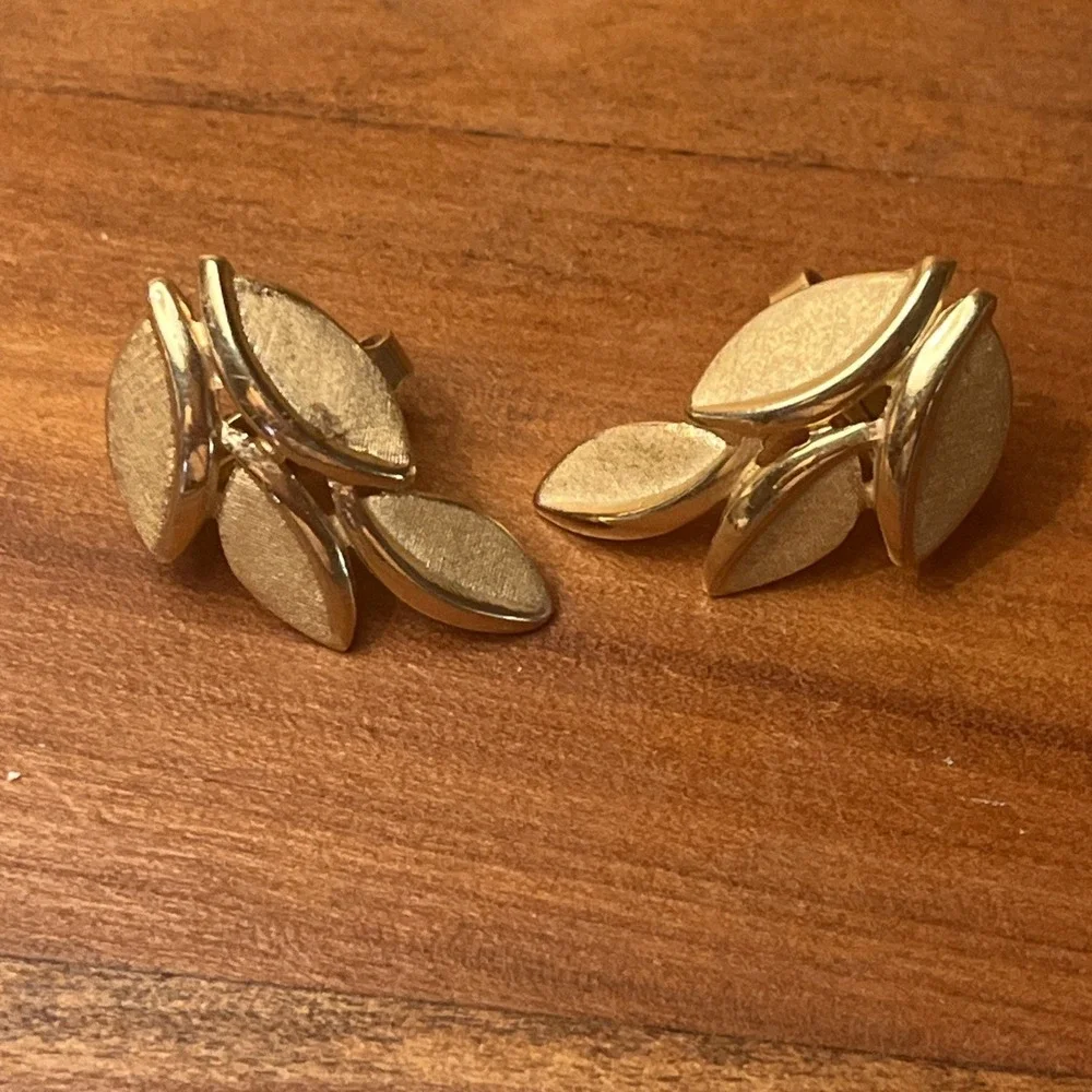 Vintage Crown Trifari Clip On Earrings Gold Tone Leaf Shaped Cluster Signed